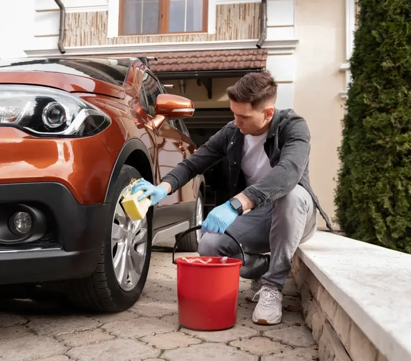 Lavage auto à domicile Coin-lès-Cuvry : professionnel intervenant sur un véhicule